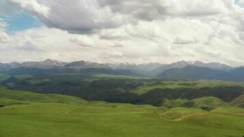 montaña picos y pradera son debajo blanco nubes video