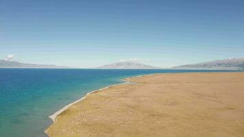 lago e prateria con un' soleggiato giorno. video