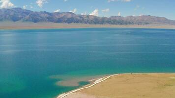 lago e montagne nel un' soleggiato giorno. video