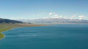 lago y pradera con un soleado día. video