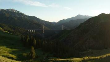 il ponte fra il montagne. video