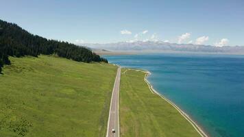 lago e prateria con un' soleggiato giorno. video