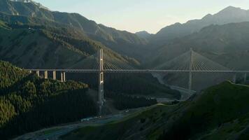 a ponte entre a montanhas. video