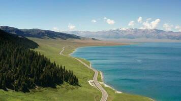 lago e prateria con un' soleggiato giorno. video