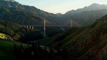 il ponte fra il montagne. video