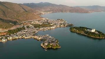 village et Lac dans shuanglang, Yunnan, Chine. video