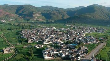 by och fält i shaxi, Yunnan, Kina. video