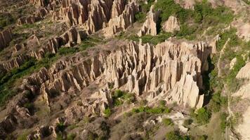 vloeiende erosie landvorm in Yunnan, China. video
