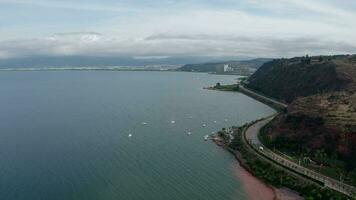 de oever van het meer van fuxisch meer in Yunnan, China. video