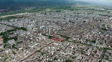 edificios y paisajes en weishan, yunnan, porcelana. video