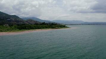 rood strand in fuxisch meer in Yunnan, China. video