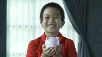 Junge mit Schweinchen Bank, schleppend Bewegung Schuss video