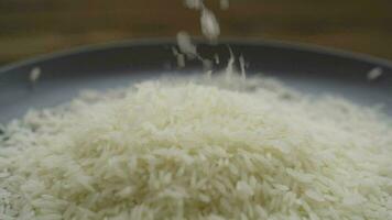 jasmim arroz derramando, lento movimento tiro video