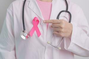 rosado octubre pecho cáncer conciencia mes, médico con rosado cinta en hospital para apoyo personas vida y enfermedad. nacional cáncer supervivientes mes, madre y mundo cáncer día concepto foto