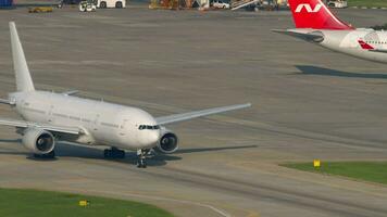 sochi, Russia agosto 04, 2022 - boeing 777 di vento nordico le compagnie aeree rullaggio su campo di aviazione di sochi aeroporto. widebody aereo di linea cavalcate su via di rullaggio. video