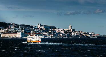 Lisboa horizonte con transportar barco como visto desde cacilhas en Almada, Portugal foto