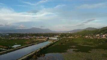 aéreo ver de río con campos. aéreo ver de rural paisaje en el noche video