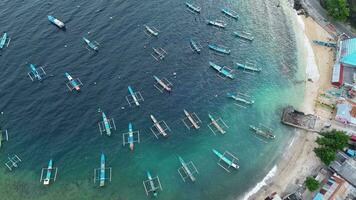 aérien vue de Lignes de pêche bateaux dans le mer video