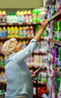 mujer comprando casa detergentes en el tienda foto