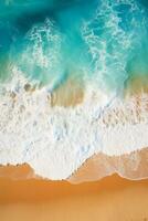 un maravilloso aéreo ver de un tropical playa con blanco arena espumoso olas y azul mar foto