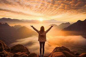 joven mujer alcanzando para montañas a puesta de sol rodeado por un hermosa paisaje foto