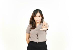 detener el gesto de mano de rechazo de una hermosa mujer asiática aislada de fondo blanco foto