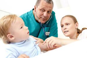 médico escucha el bebé con estetoscopio. foto