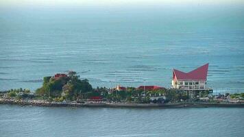 huître ferme en utilisant laissé pour compte Plastique l'eau réservoirs sont utilisé à faire bouées à flotte au dessus le eau, panoramique vue de le wat kho loy temple video