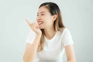 hermosa asiático mujer sonrisa utilizar crema para bueno piel. cara de un sano mujer aplicar crema y constituir. anuncio para piel crema, anti arrugas, bebé rostro, blanqueo, hidratante, apretar poros suero foto