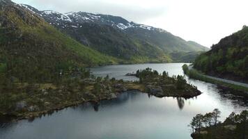 See mit Berge im das Hintergrund, Norwegen video