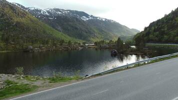 lago com montanhas dentro a fundo, Noruega video