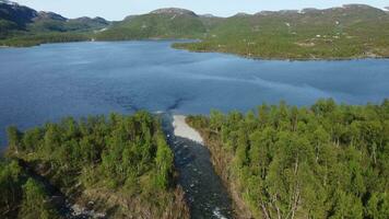 een vloeiende stroom met bergen in de achtergrond, Noorwegen video