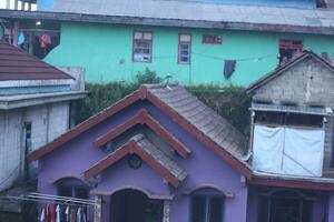 casas en el pendientes de un hendido montaña en Indonesia foto