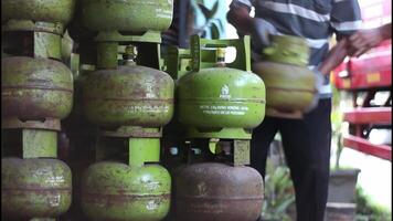 magelang,indoneia.25,05,2023-flytande petroleum gas lpg distribuerar till baser för hushåll använda sig av video
