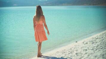 ragazza a piedi su bianca spiaggia di Maldive video