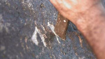 antigo homem caverna pintura e escrevendo histórico inscrição grafite em Rocha superfície com ferro formão video