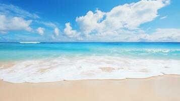 un hermosa tropical playa con ola y blanco nube foto