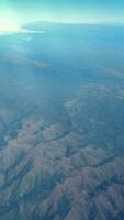 verticale vidéo en volant plus de montagnes paysage avec une clair bleu ciel. video