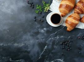 ligero desayuno antecedentes con croissants foto