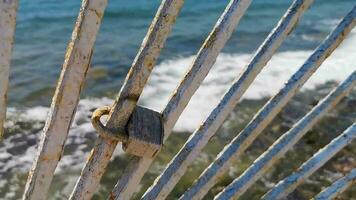 fermer à clé sur métal balustrade sur plage playa del Carmen Mexique. video