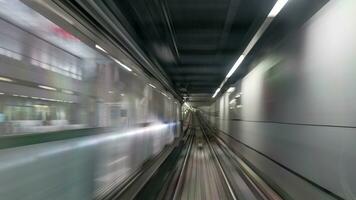tren de metro en movimiento foto
