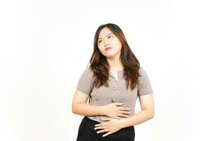 sufrimiento dolor de estómago gesto de hermosa asiático mujer aislado en blanco antecedentes foto