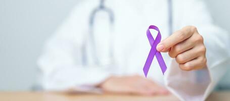 médico participación púrpura cinta para violencia, pancreático, esofágico, testicular cáncer, alzheimer, epilepsia, lupus, sarcoidosis y fibromialgia conciencia mes y mundo cáncer día concepto foto