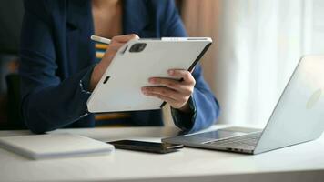 Geschäft Frau Arbeiten mit Digital Tablette Computer und Clever Telefon mit finanziell Geschäft Strategie Schicht bewirken auf Schreibtisch video
