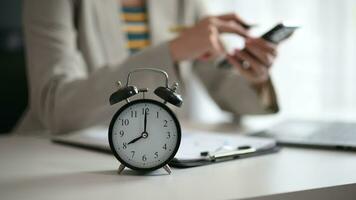 alarme l'horloge sur le bureau. affaires main en utilisant téléphone intelligent, portable et tablette travail dans moderne Bureau bâtiment ou Accueil video