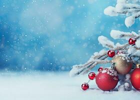 Navidad saludo tarjeta con adornos y abeto árbol cubierto con nieve foto