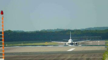 frente vista, pasajero avión de línea conjunto velocidad antes de despegar. pista desde el fin. viaje y turismo concepto video