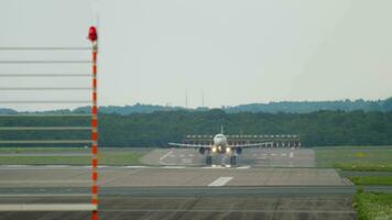 frente ver de un avión volador, aterrizaje. pista, tráfico. avión de línea llegada. turismo y viaje concepto video