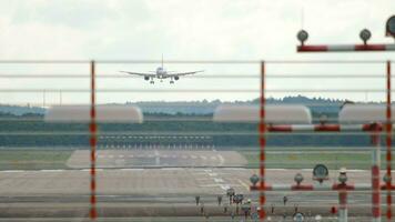 de face vue par atterrissage lumières, avion approchant pour atterrissage à Düsseldorf international aéroport dus. Voyage et tourisme concept video