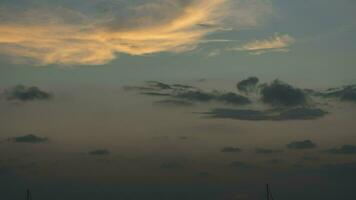 modificare di giorno e notte su il spiaggia. tramonto al di sopra di il oceano. nuvole al di sopra di il oceano nel il sera video